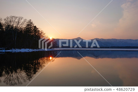 日落的湖Kussharo。克服暮光之城 48620729