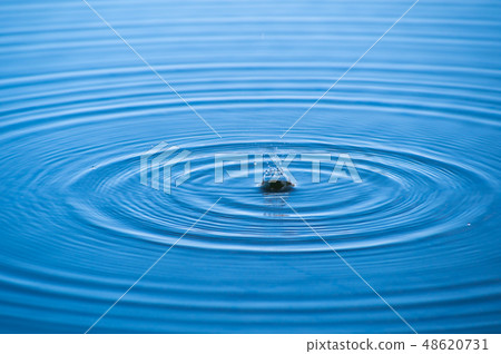 水面上的波紋水滴略低於水冠 48620731