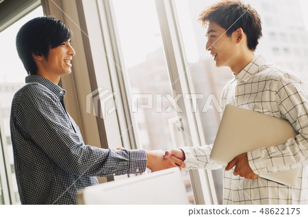 商人晚上工作 48622175