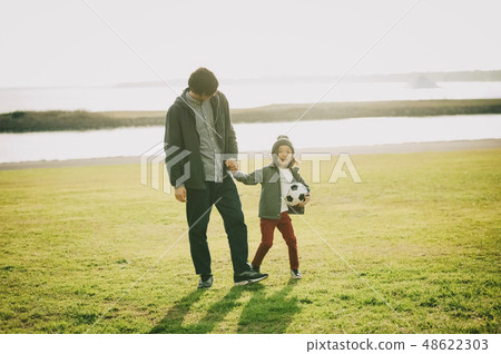 Parent and child park playing 48622303