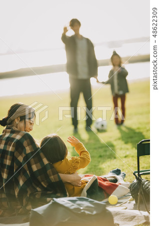 Parent and child park playing 48622309