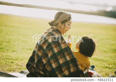 父母和孩子公園玩 父母和孩子公園玩 48622311