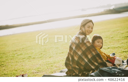 父母和孩子公園玩 48622416