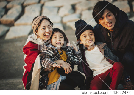 父母和孩子公園玩 48622474