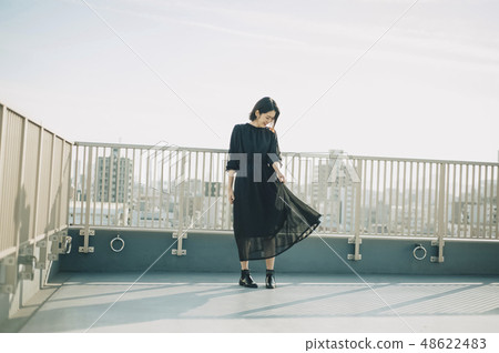 女人屋頂肖像 48622483