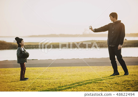 Parent and child park playing 48622494