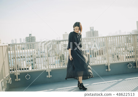 女人屋頂肖像 48622513