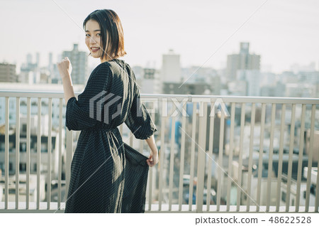 女人屋頂肖像 48622528