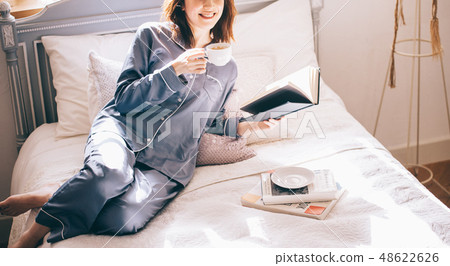 Female Lifestyle Reading Female Lifestyle Reading 48622626
