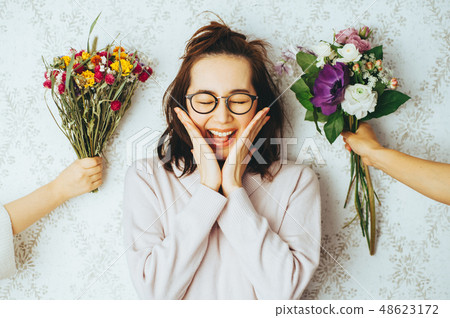 女性肖像花束 48623172