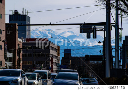 市區交通道路和雪山富山站和立山山脈落後於2019.02 a 市區交通道路和雪山富山站和立山山脈落後於2019.02 a 48623450