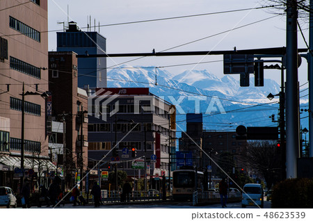 交通路在市區和雪山富山站和立山山脈後面2019.02 b 交通路在市區和雪山富山站和立山山脈後面2019.02 b 48623539