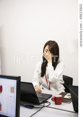 一個女人按摩疲憊的眼睛 一個女人按摩疲憊的眼睛 48623802