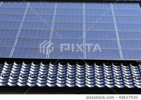 太陽能電池板和瓦屋頂 太陽能電池板和瓦屋頂 48627430
