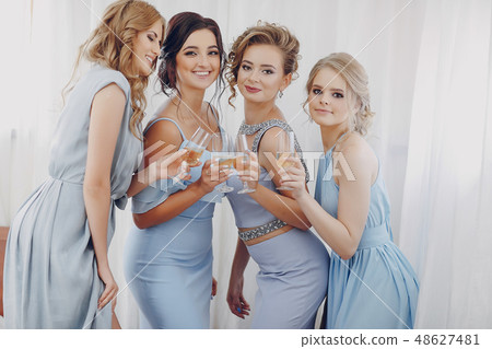 bride with bridesmaids 48627481