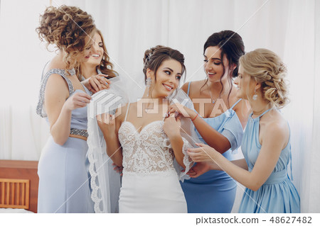 bride with bridesmaids 48627482