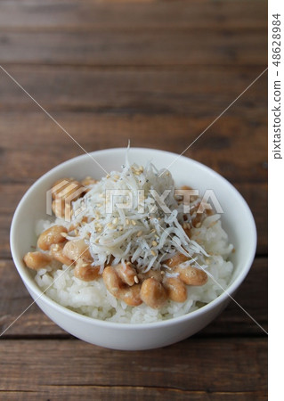 納豆飯配煮熟的銀魚 納豆飯配煮熟的銀魚 48628984