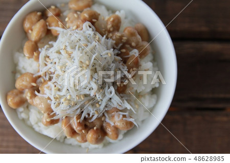 納豆飯配煮熟的銀魚 48628985