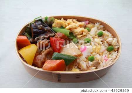 中式便當,盛有炒飯和糖醋裡肌,裝在便當盒裡 中式便當,盛有炒飯和糖醋裡肌,裝在便當盒裡 48629339
