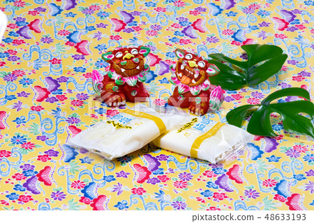 Shisa Tonchou and Monstera 48633193