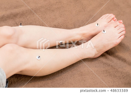 艾灸的女人 48633389