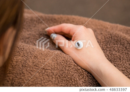 Women who moxibustion Women who moxibustion 48633397