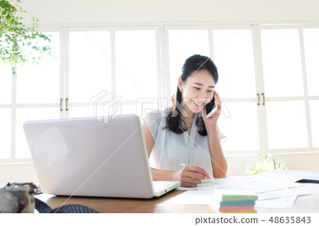 企業女性書桌工作 企業女性書桌工作 48635843