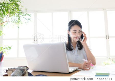企業女性書桌工作 企業女性書桌工作 48635844