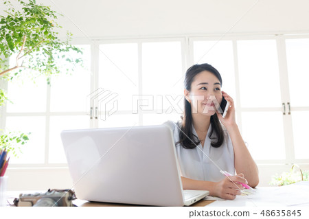 企業女性書桌工作 企業女性書桌工作 48635845