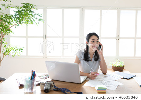 企業女性書桌工作 企業女性書桌工作 48635846