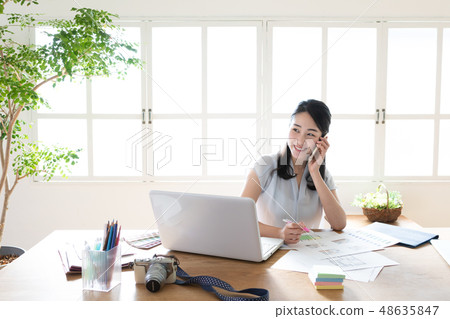 企業女性書桌工作 企業女性書桌工作 48635847