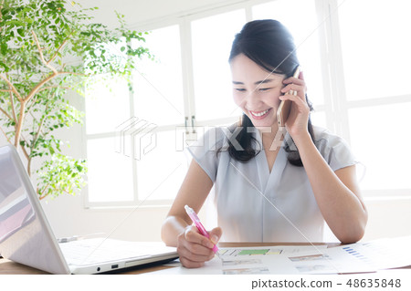 企業女性書桌工作 企業女性書桌工作 48635848