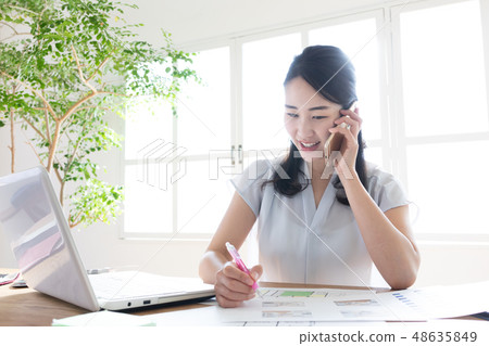 企業女性書桌工作 企業女性書桌工作 48635849