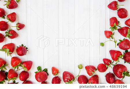Ripe red strawberries scattered Ripe red strawberries scattered 48639194