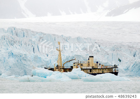 Nature lovers in Arctic Svalbard, Norway Nature lovers in Arctic Svalbard, Norway 48639243