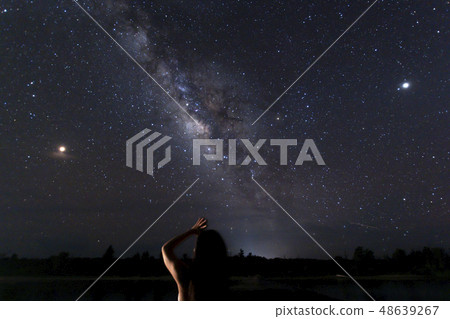 沖繩黑島島Iko碼頭Hoshizora女子瑜伽姿勢 沖繩黑島島Iko碼頭Hoshizora女子瑜伽姿勢 48639267