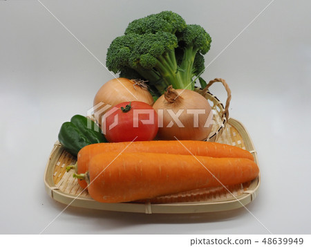 Vegetables (onions, carrots & tomatoes & peppers & broccoli) Vegetables (onions, carrots & tomatoes & peppers & broccoli) 48639949