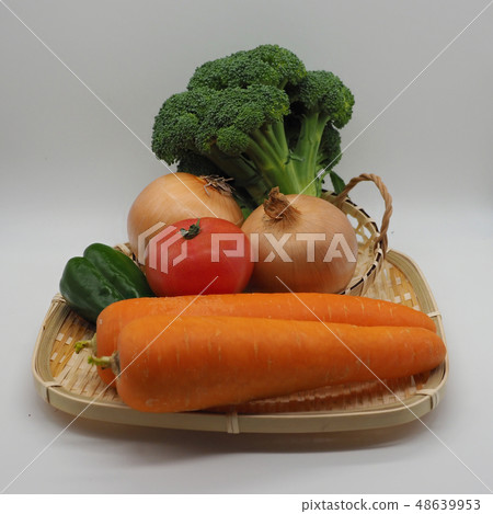 Vegetables (onions, carrots & tomatoes & peppers & broccoli) Vegetables (onions, carrots & tomatoes & peppers & broccoli) 48639953