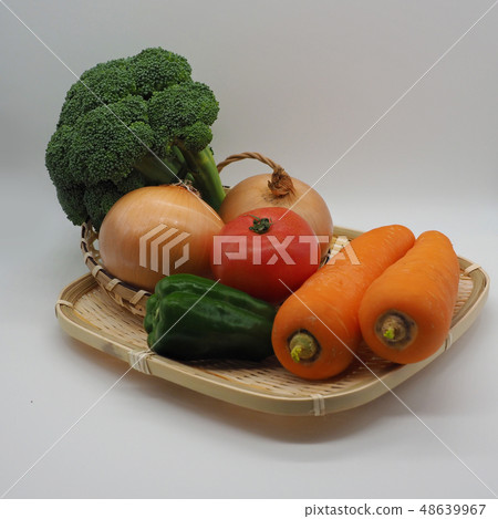 Vegetables (onions, carrots & tomatoes & peppers & broccoli) 48639967