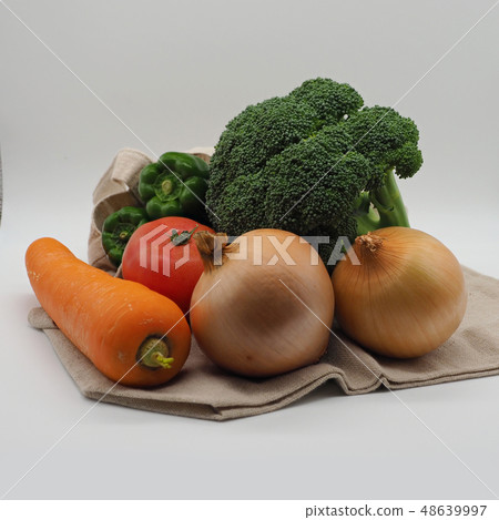Vegetables (onions, carrots & tomatoes & peppers & broccoli) 48639997