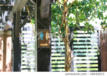 Direction indicator for toilets in the park 48640915