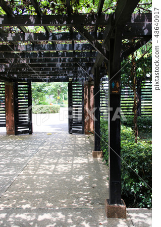 Direction indicator for toilets in the park 48640917