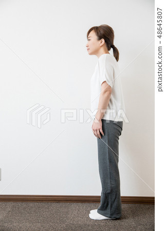 Woman with bad posture (stoop back) Woman with bad posture (stoop back) 48645807