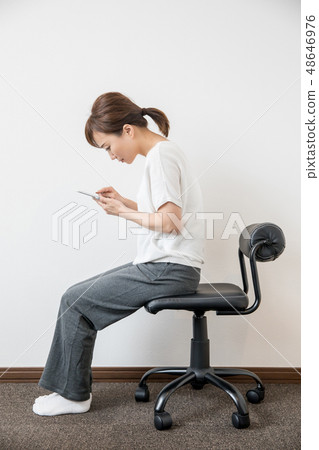 A woman with a smartphone back 48646976