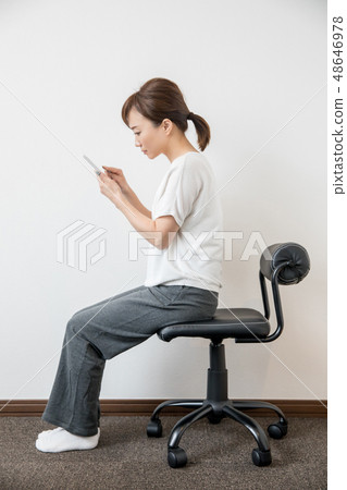 一個女人與智能手機回來 48646978