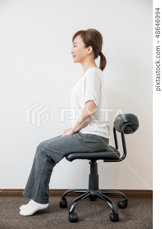 A good posture woman A good posture woman 48646994