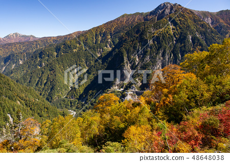 从立山黑部高山路线秋天kur 15的kurobehei的看法 图库照片