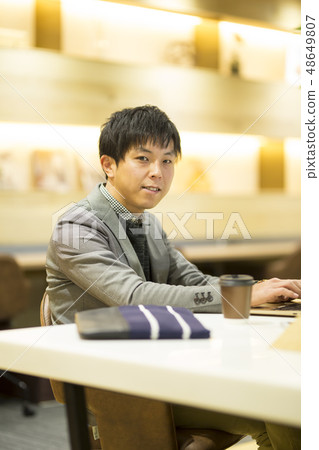 在共享辦公室工作的人 48649807
