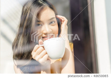 Women's lifestyle tea time 48650065