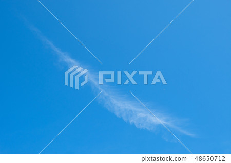 [Photo material] Feather-like clouds Blue sky Sky clouds Winter sky Background material January copy space 48650712